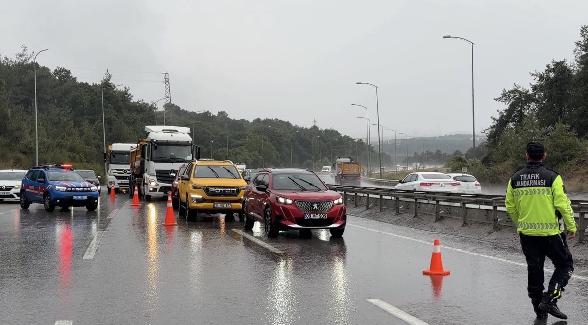 Çekmeköy\'de Ambulans Devrildi