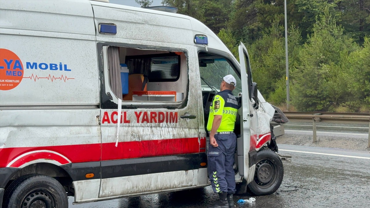 Çekmeköy\'de Ambulans Kaza Yaptı