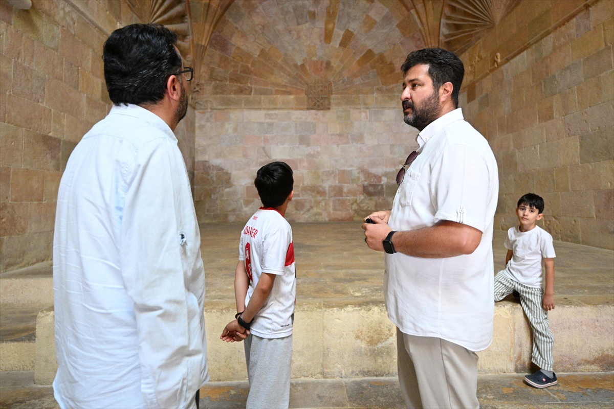 Divriği Ulu Cami\'nin Gönüllü Rehberi: Nail Ayan