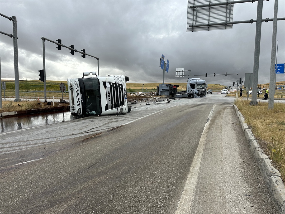 Çorum\'da Tır ve Tanker Çarpıştı