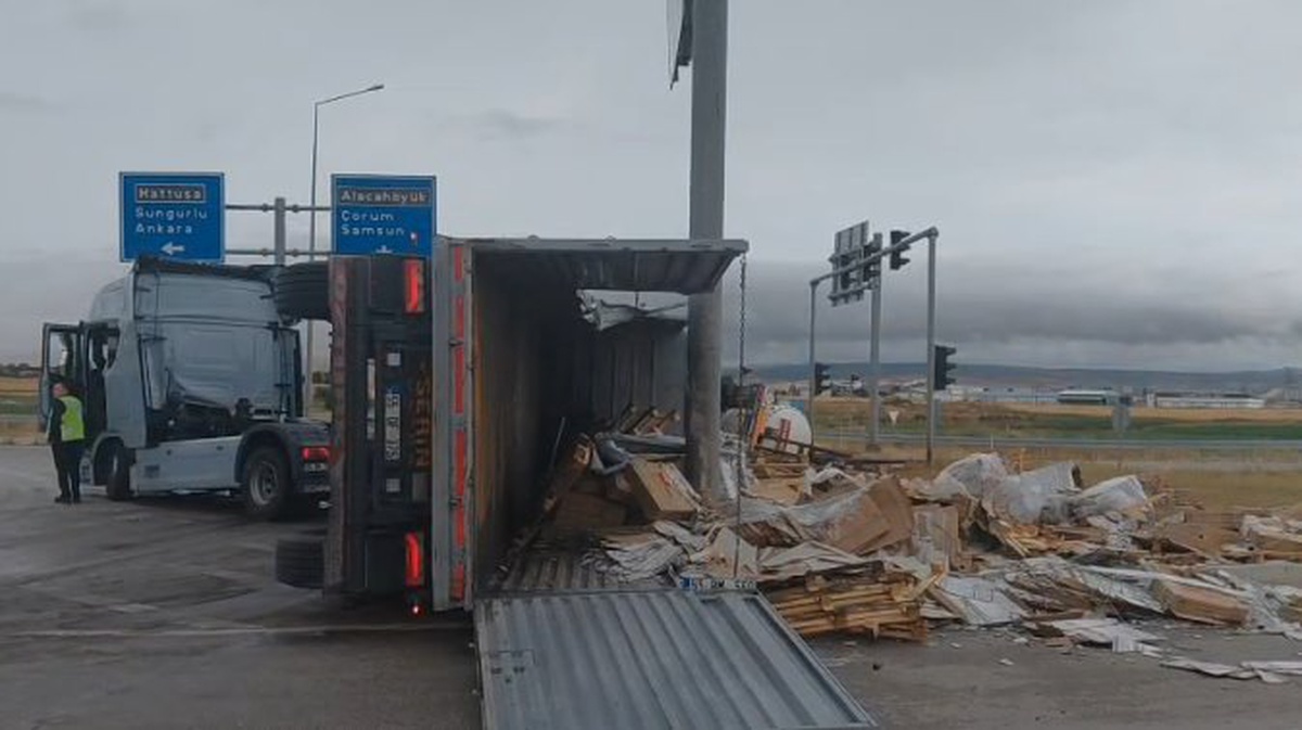 Çorum\'da TIR Kazası: İki Şoför Yaralandı