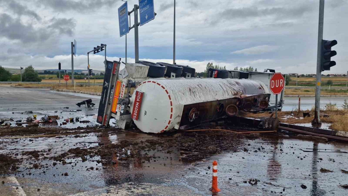 Alaca\'da Tanker ve Tır Çarpıştı: 2 Yaralı