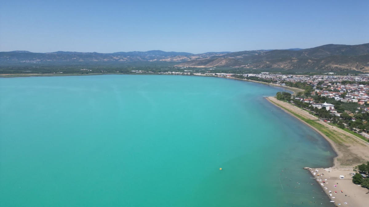 İznik Gölü Alg Patlamasıyla Turkuaz Renge Büründü