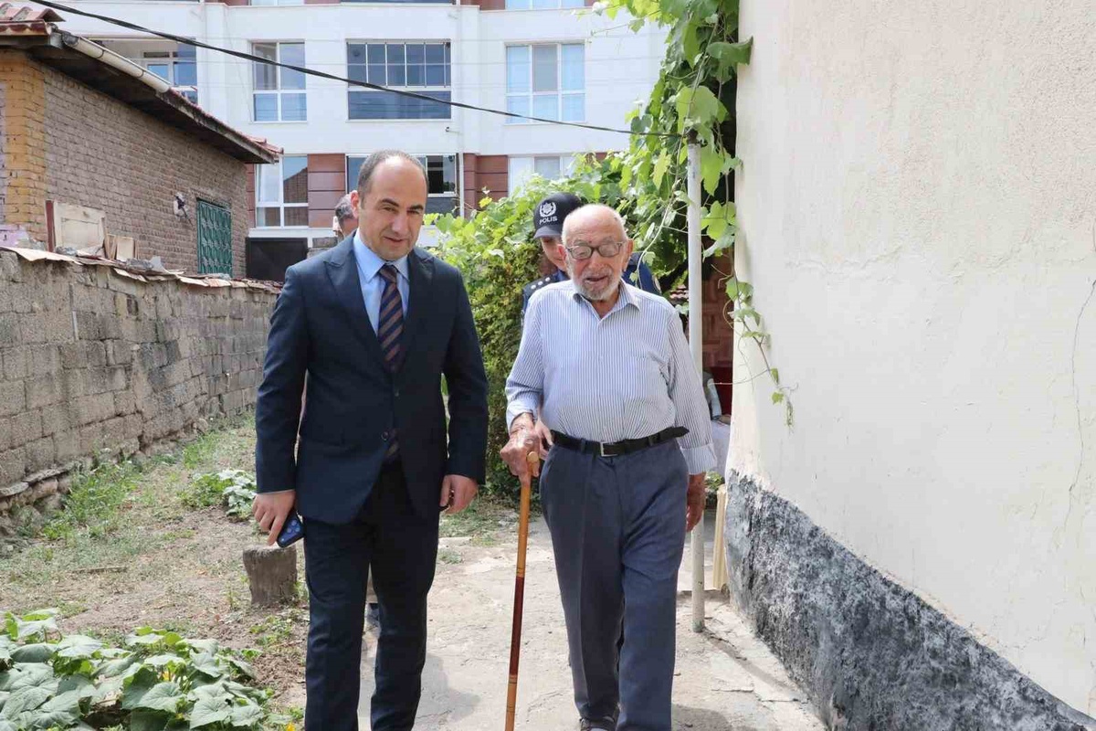 Eskişehir İl Emniyet Müdürü Yılmaz’dan şehit babasına anlamlı ziyaret