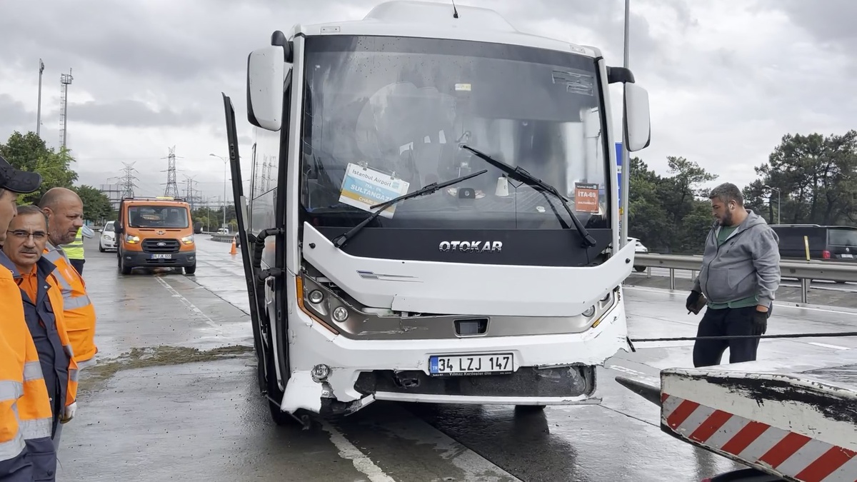 Servis Aracı Bariyerlere Çarptı: 3 Yaralı