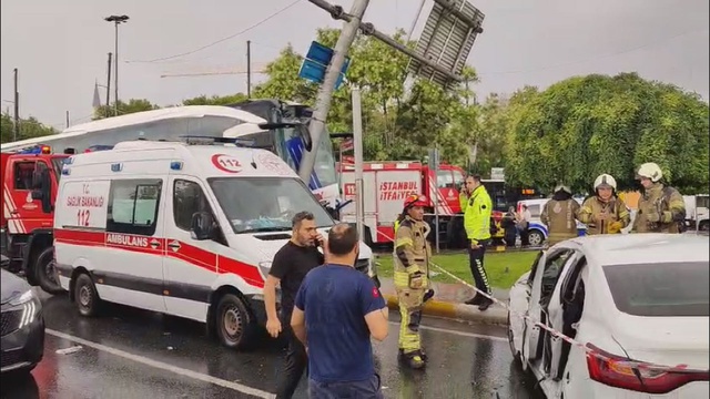 İstanbul'da yolcu otobüsü otomobile çarptı! 2'si ağır 30 yaralı