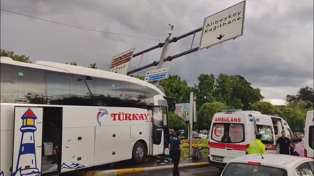 İstanbul'da yolcu otobüsü otomobile çarptı! 2'si ağır 30 yaralı