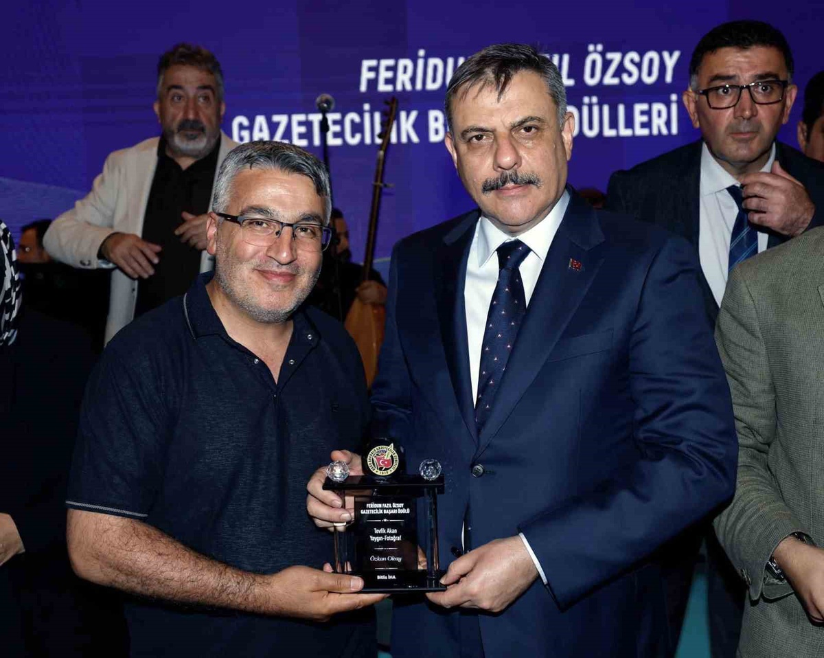 Feridun Fazıl Özsoy Başarılı Gazeteciler Ödül Töreni’nde İHA’ya ödül