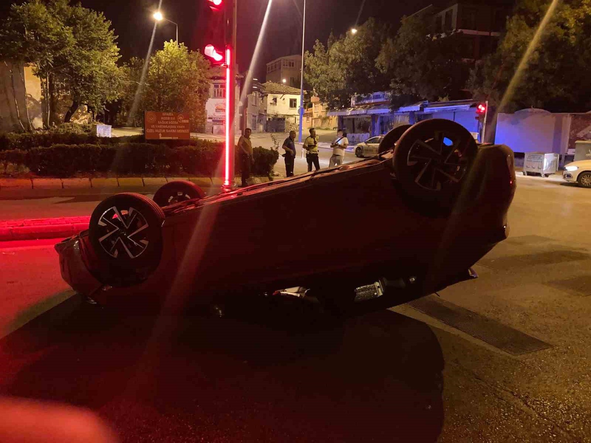 Isparta\'da Takla Atan Araçta Sürücü Yaralandı