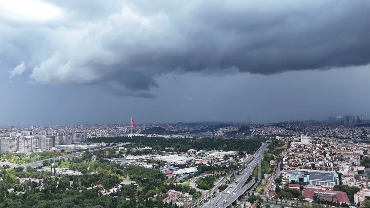 İstanbul\'da Yağış Öncesi Kara Bulutlar