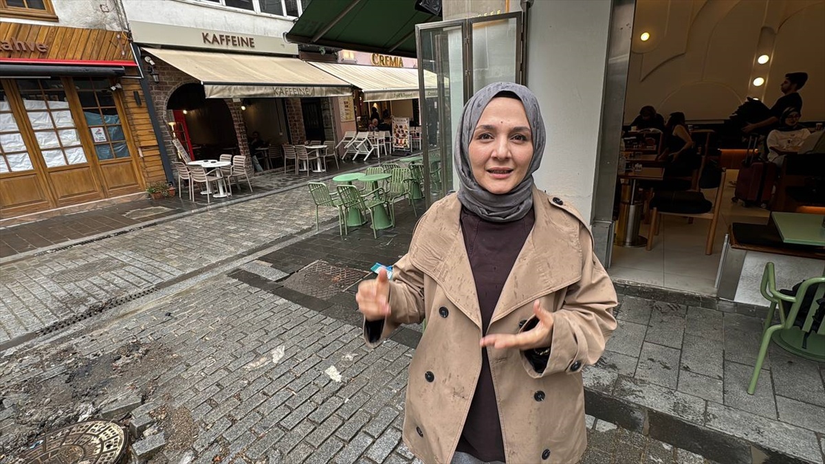 Üsküdar\'da Sağanak Sokağı Su Bastı