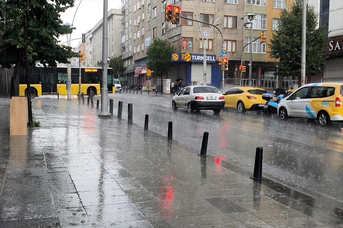 İstanbul\'da Sağanak Yağış Trafiği Olumsuz Etkiledi
