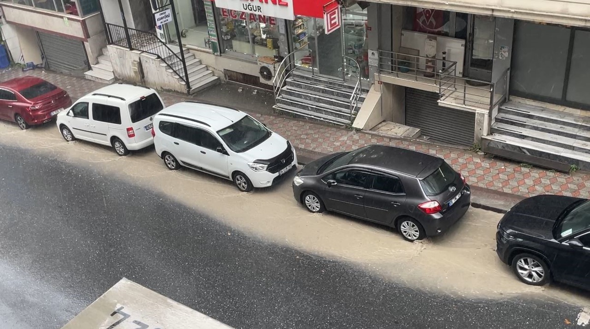 İstanbul\'da Sağanak Yağış Hayatı Olumsuz Etkiledi