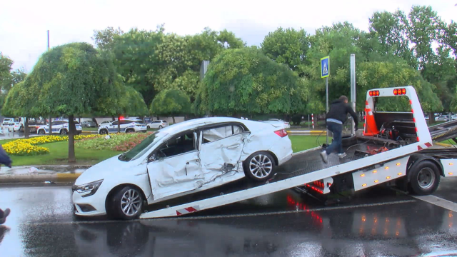 İstanbul'da yolcu otobüsü otomobile çarptı! 2'si ağır 30 yaralı