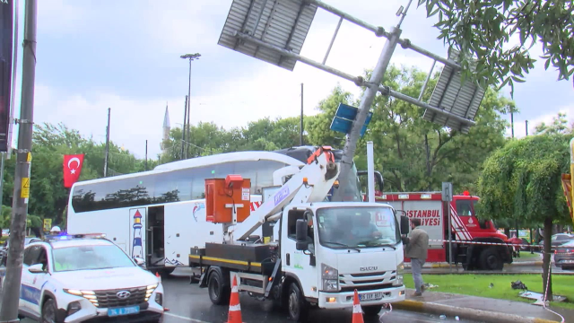 İstanbul'da yolcu otobüsü otomobile çarptı! 2'si ağır 30 yaralı