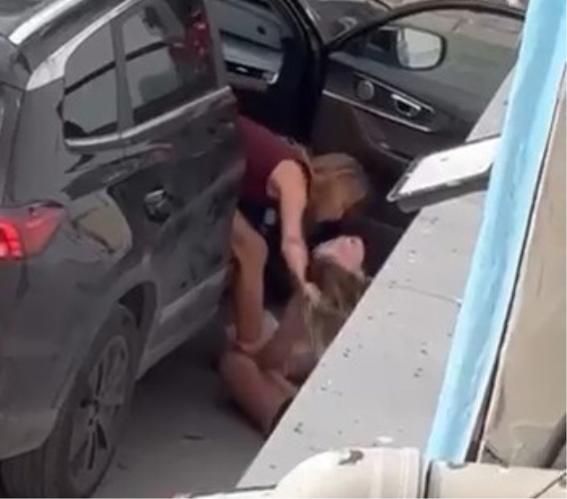Kadıköy'de iki kadın arasındaki saç saça kavga kamerada
