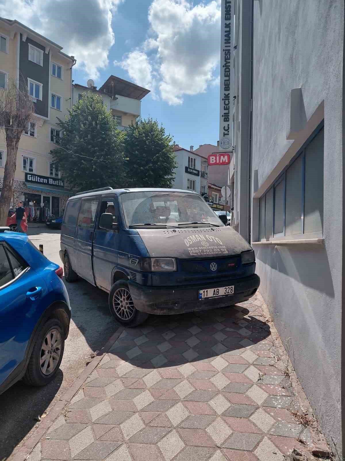 Bilecik\'te Kaldırıma Park Eden Araç Tepki Çekti