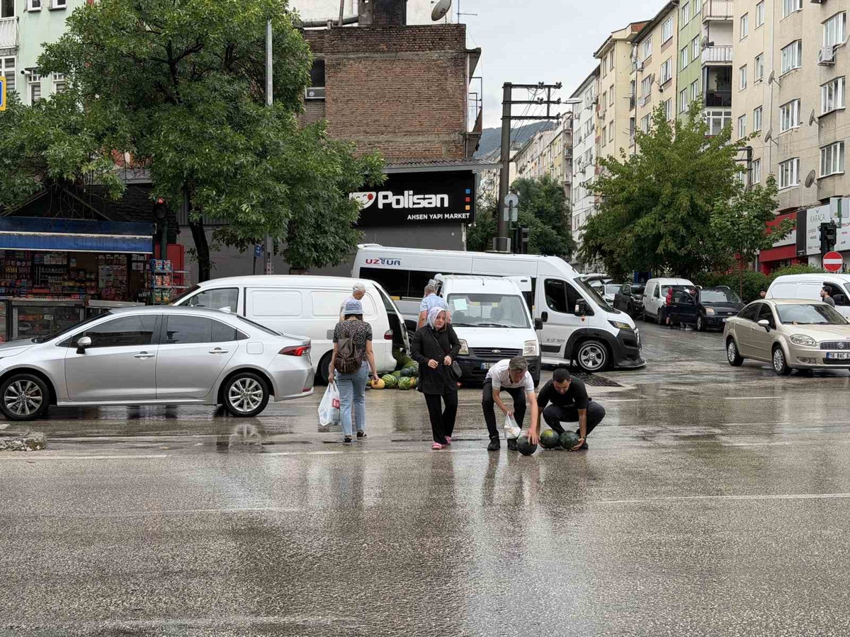 Bursa\'da Karpuzlar Yola Saçıldı