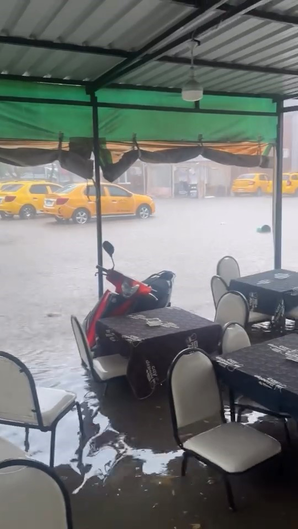 Karacabey\'de Sağanak Yağış Hayatı Olumsuz Etkiledi