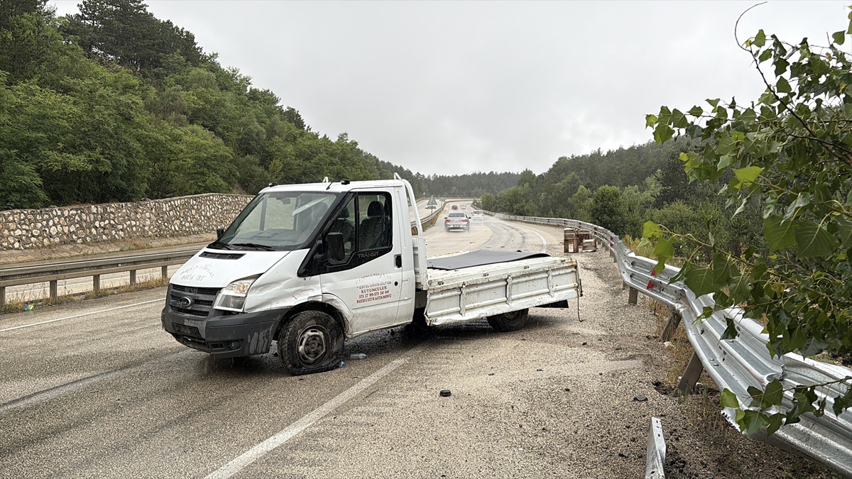 Kastamonu\'da Kamyonet Bariyere Çarptı: 2 Yaralı