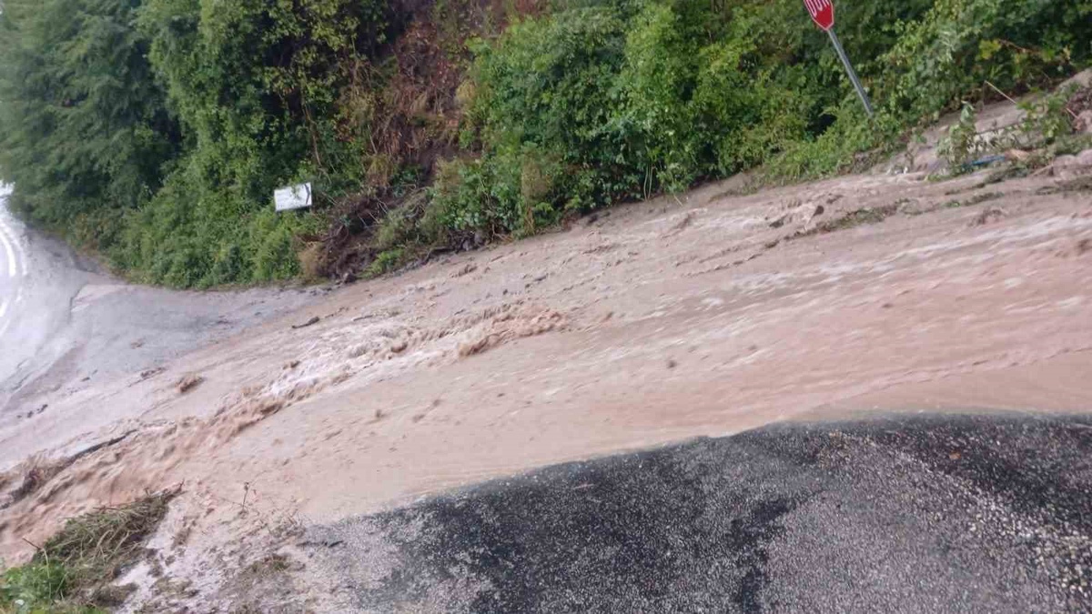 Kastamonu\'da Heyelan: Yol Kapandı