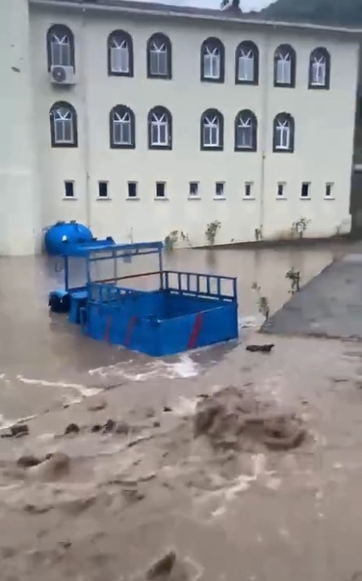 Kastamonu’da metrekareye 130 kilogram yağış düşen ilçede su baskınları yaşandı