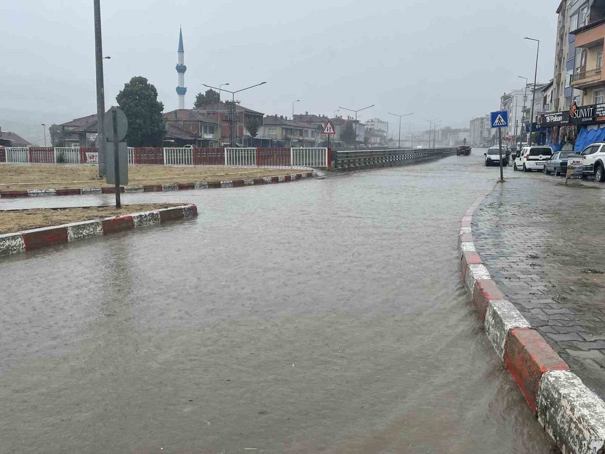 Kavak\'ta Sağanak Yağış Hayatı Olumsuz Etkiledi
