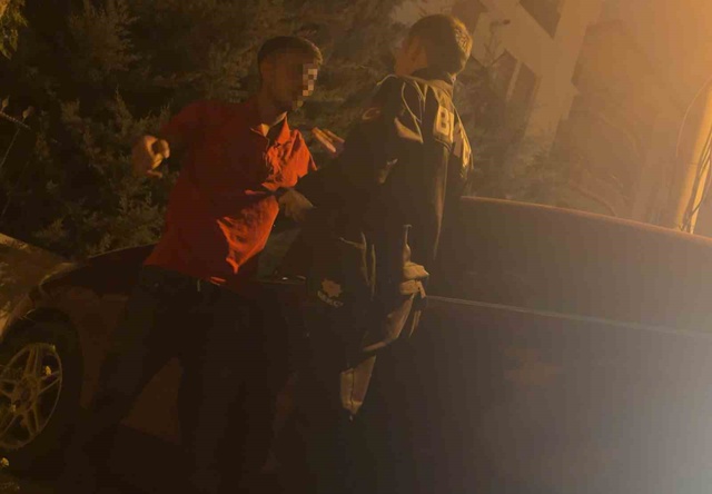 Kavga ettiği arkadaşını defalarca yumrukladı