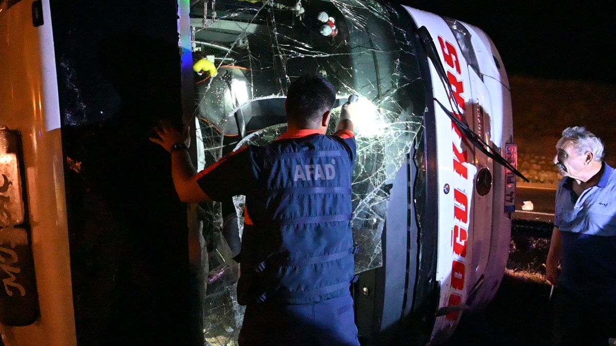 Kırıkkale\'de Otobüs Devrildi: 40 Yaralı