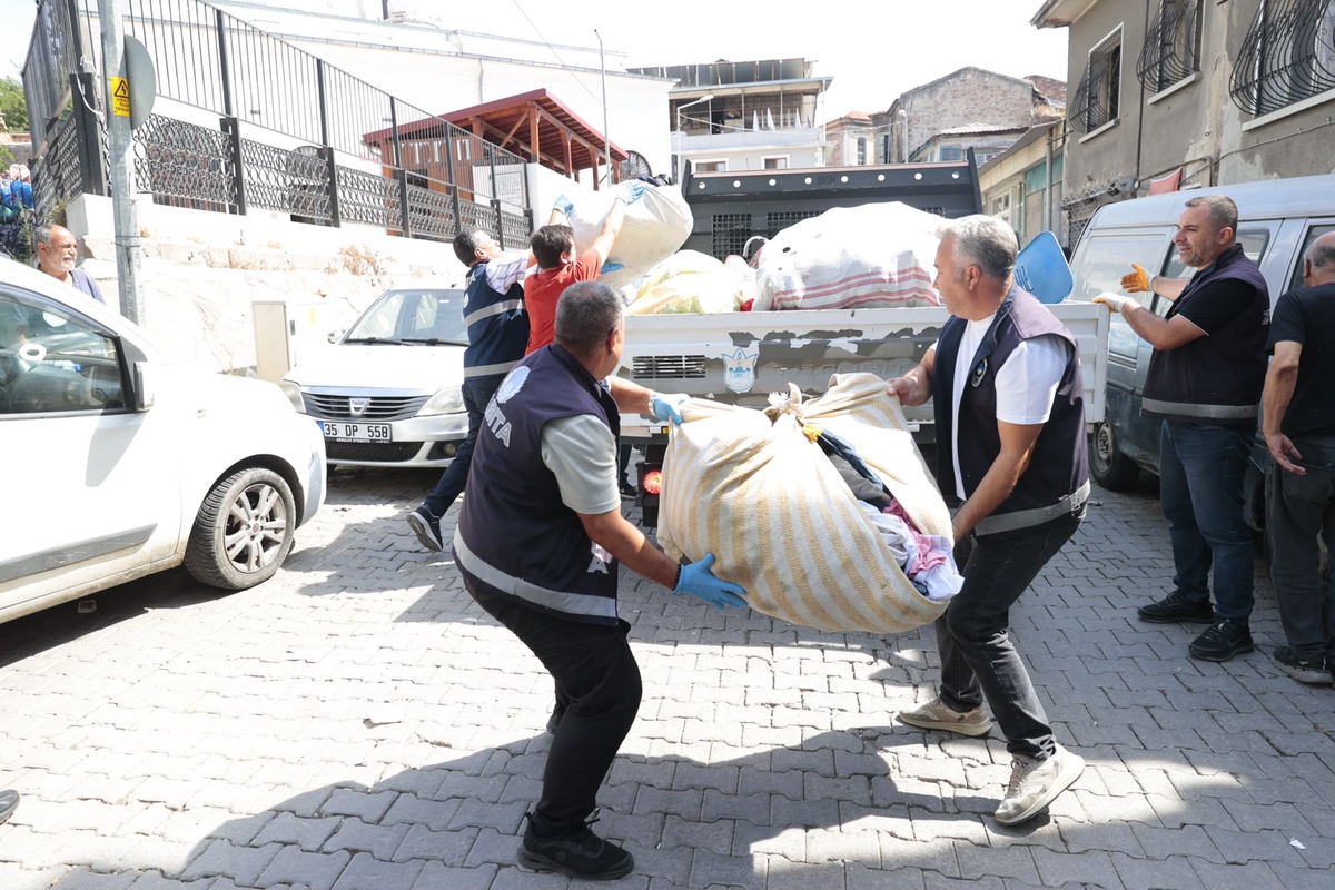 Konak Belediyesi zabıta ekipleri, seyyar satıcılara yönelik denetim gerçekleştirdi: İşgale izin yok!