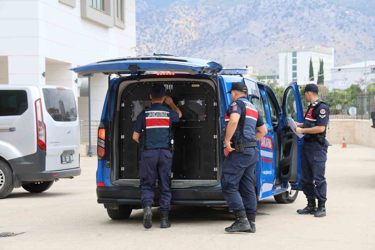 Kozan\'da İki Firari Jandarma Operasyonu ile Yakalandı