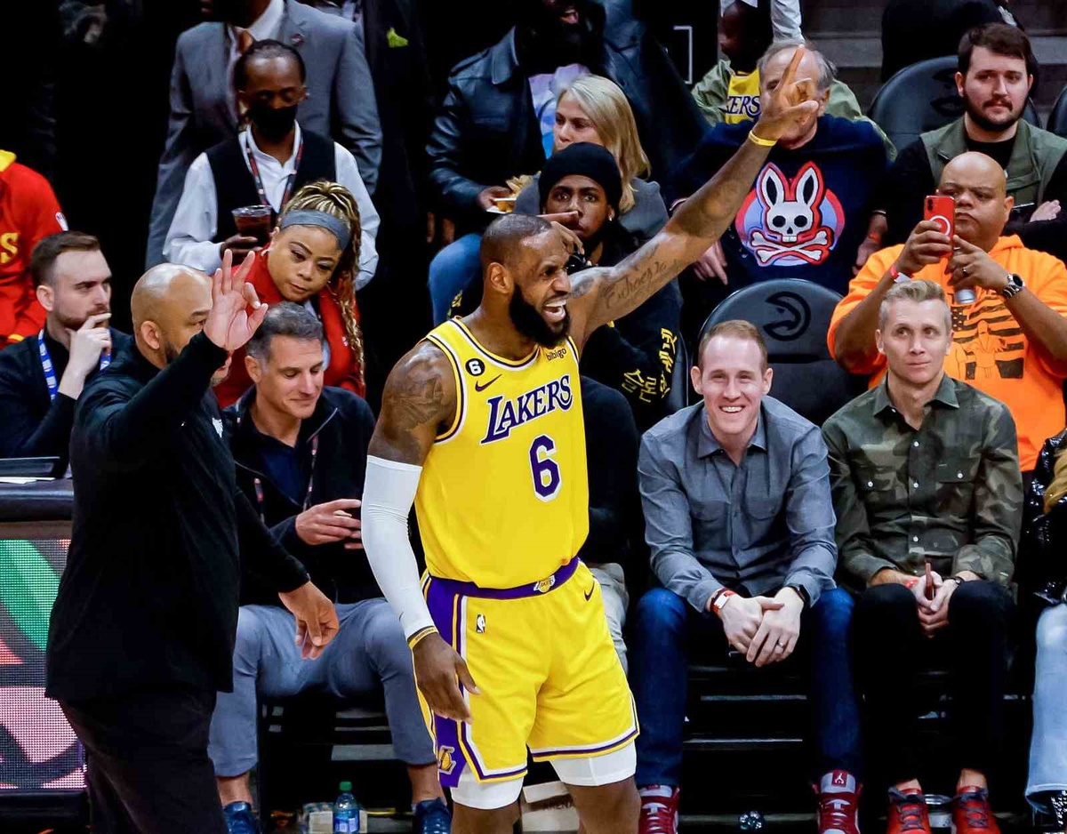 LeBron James, Philadelphia 76ers ile anlaştı