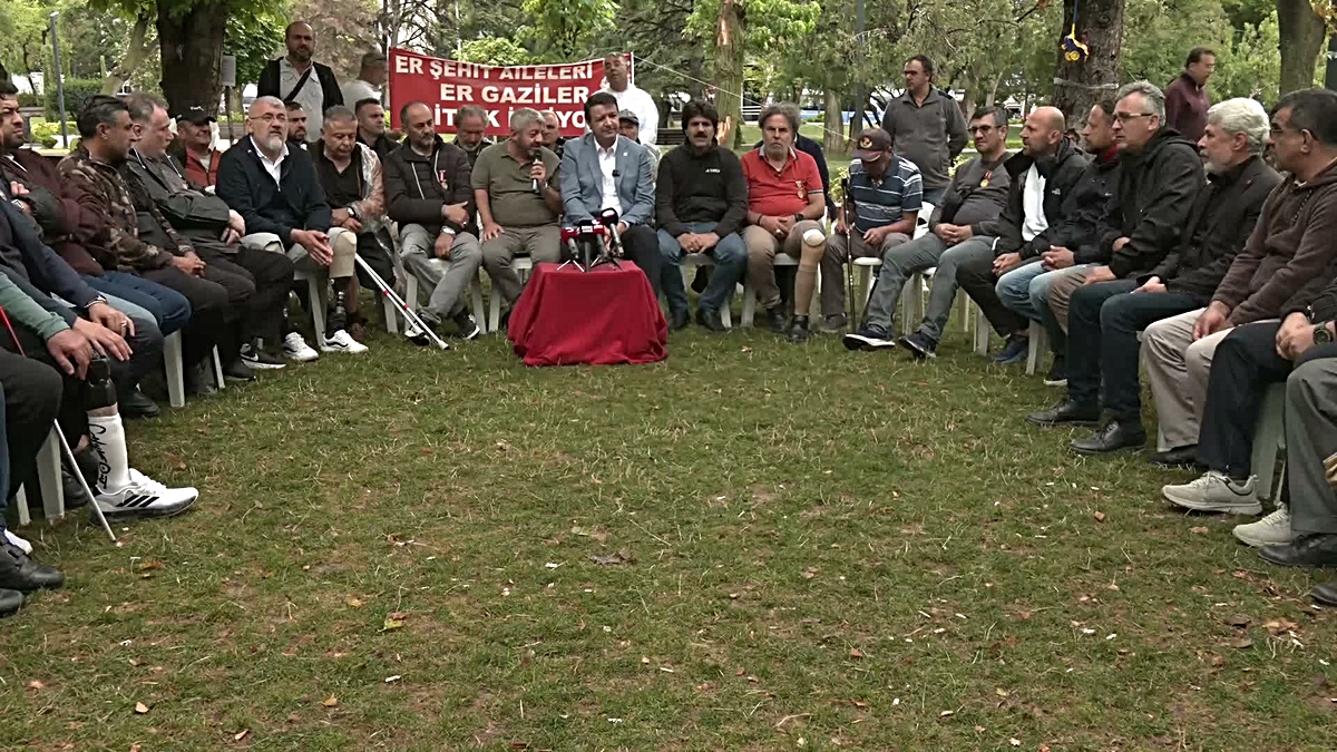 Mahmut Arıkan\'dan oturma eylemindeki şehit aileleri ve gazilere destek: "Bu mücadelede sonuna kadar yanınızda olacağız"