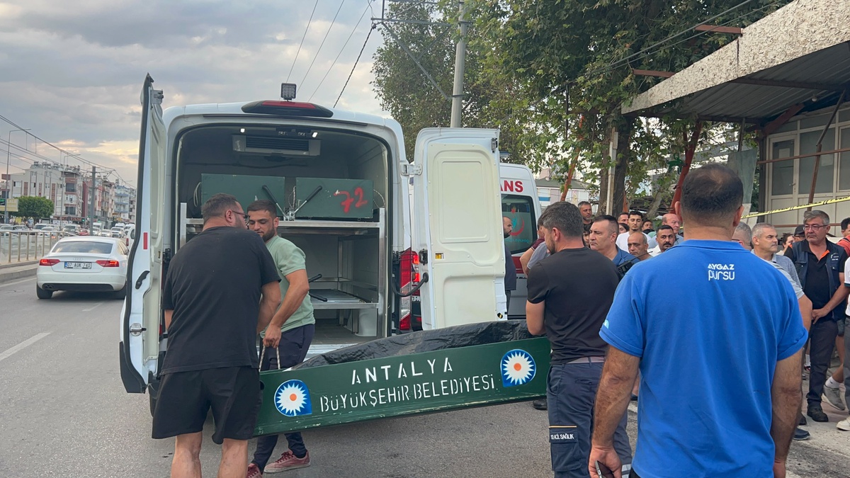 Antalya\'da kamyonetten devrilen mermerin altında kalan 2 çocuk annesi kadın öldü