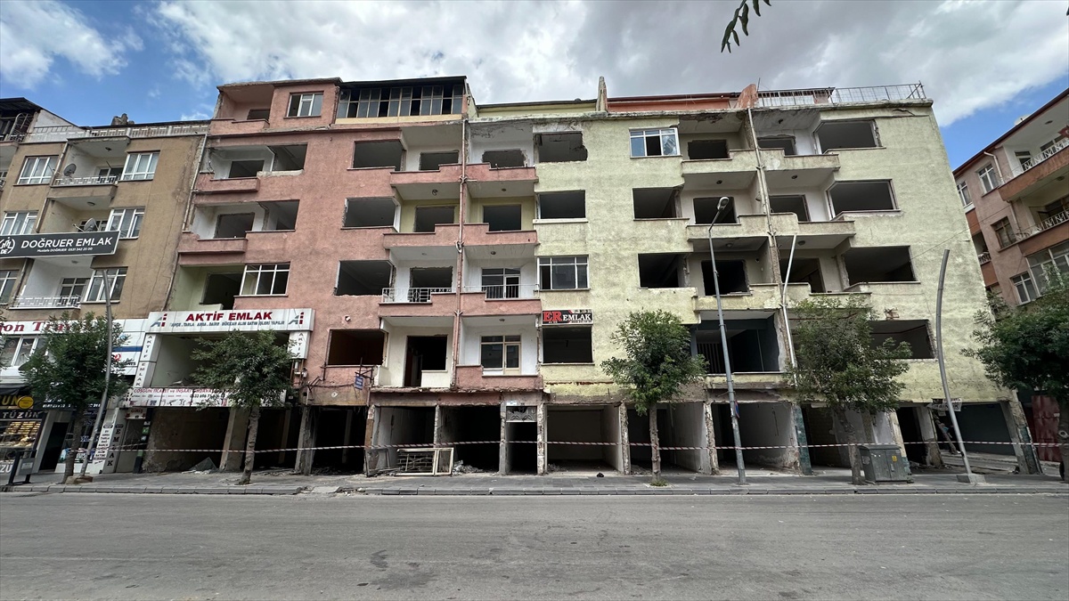 Niğde\'de Depremde Hasar Gören Binaların Yıkımına Başlandı