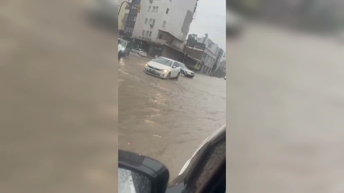 Osmaniye ve Adana\'da sağanak yağış hayatı olumsuz etkiledi