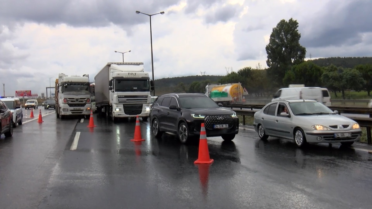 Pendik\'te TIR Kazası: Trafik Yoğunluğu Oluştu