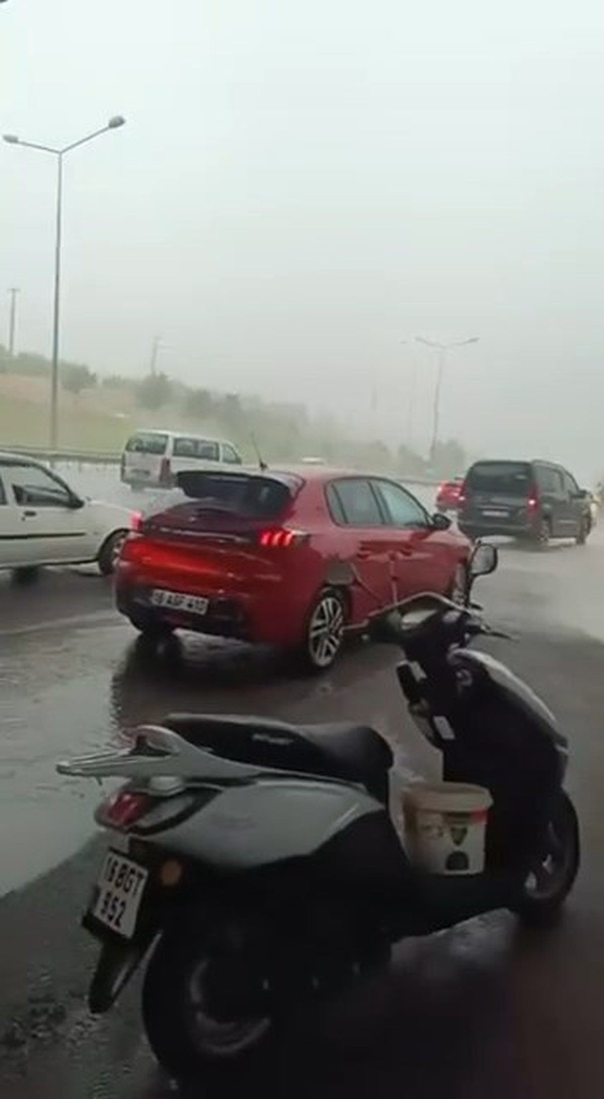 Mudanya\'da Şiddetli Sağanak Kuryeleri Vurdu
