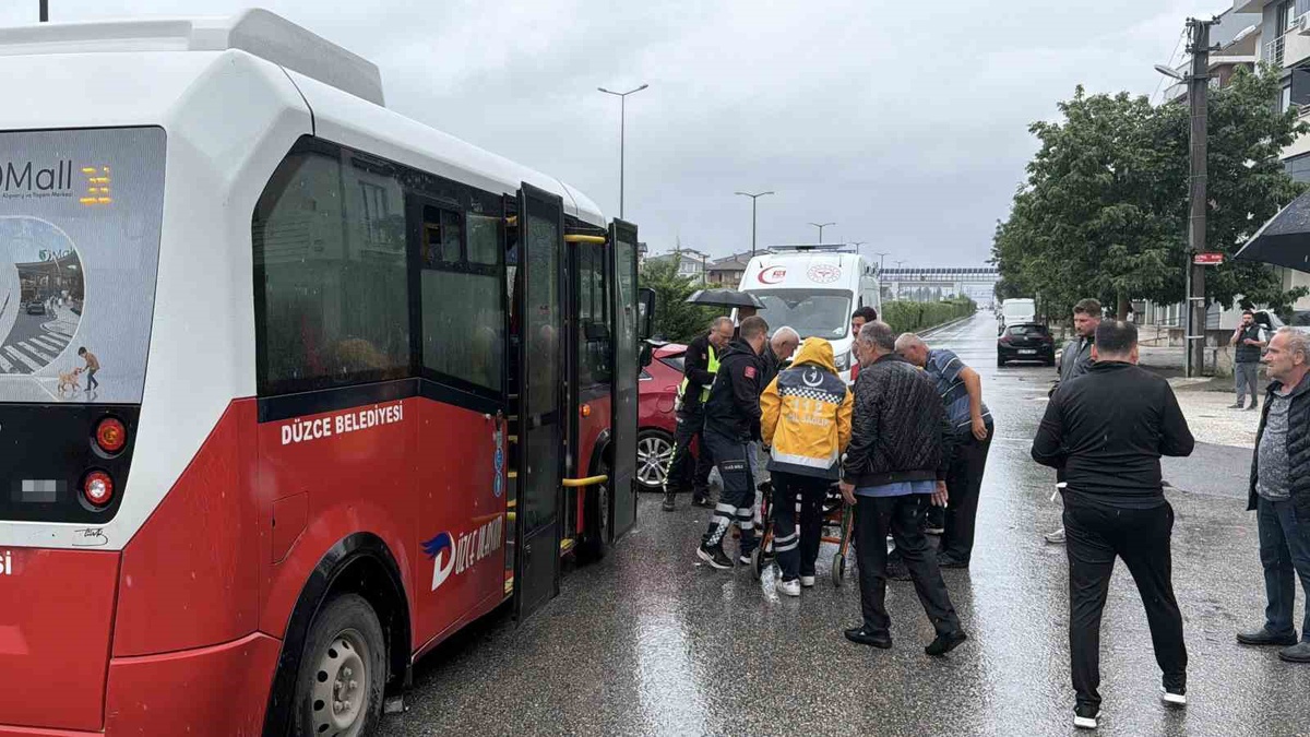 Sağanak beraberinde kazayı getirdi: 5 yaralı