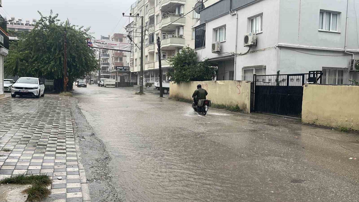 Osmaniye\'de Şiddetli Yağış Sorun Yarattı