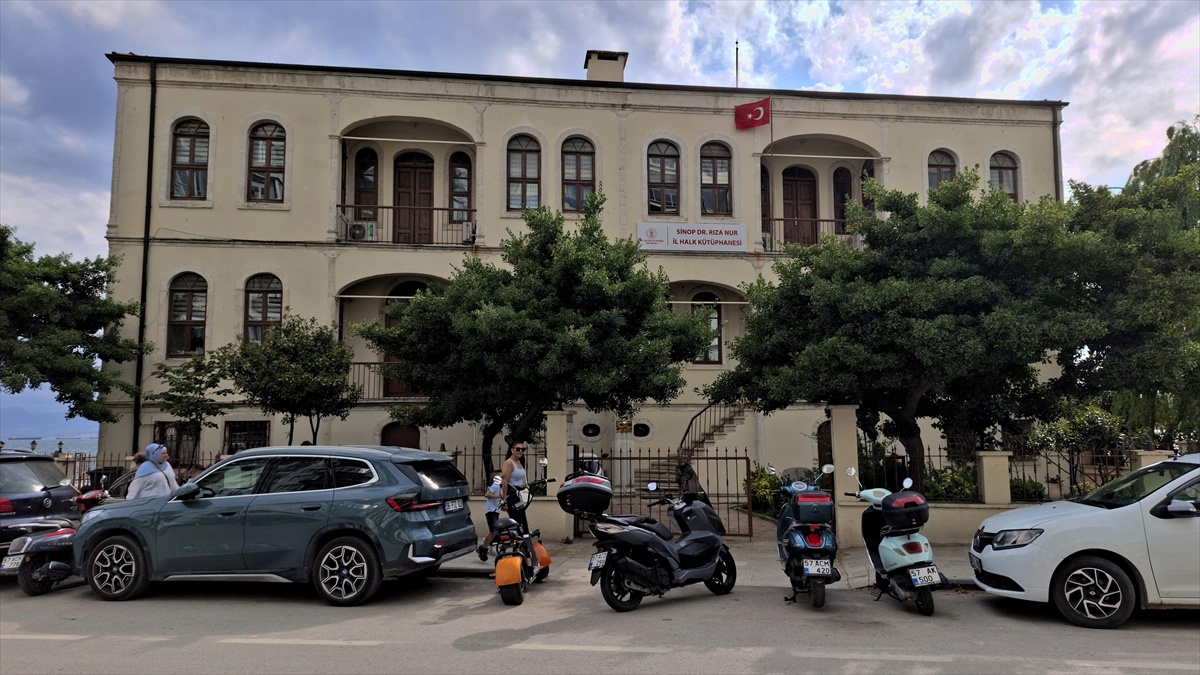 Sinop\'un Tarihi Kütüphanesi: Dr. Rıza Nur