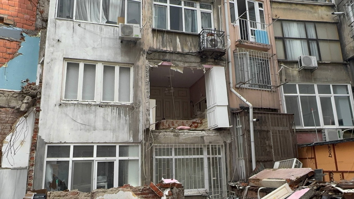 Şişli\'de Binanın Duvarı Yıkıldı