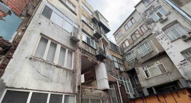 Şişli’de binanın duvarı çökünce mahalleli deprem oldu zannetti
