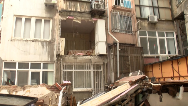 Şişli’de binanın duvarı çökünce mahalleli deprem oldu zannetti
