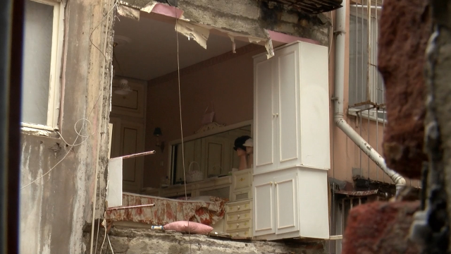 Şişli’de binanın duvarı çökünce mahalleli deprem oldu zannetti
