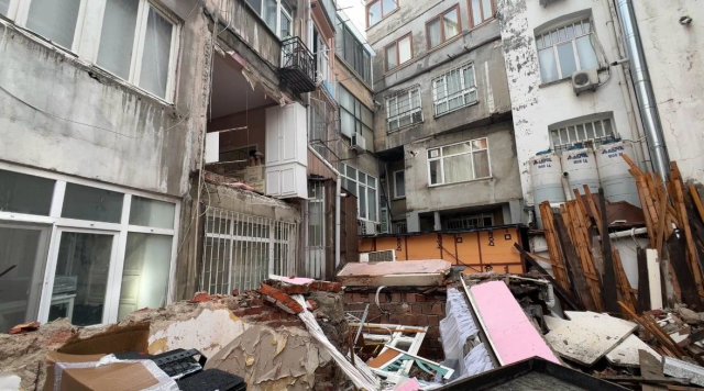 Şişli’de binanın duvarı çökünce mahalleli deprem oldu zannetti