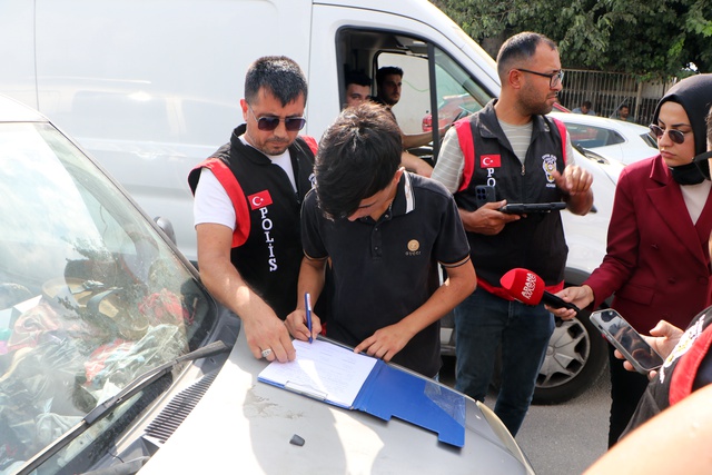 Tehlikeye aldırmadan kanalda serinleyen çocukları polis çıkardı, ailelerine ceza yazdı