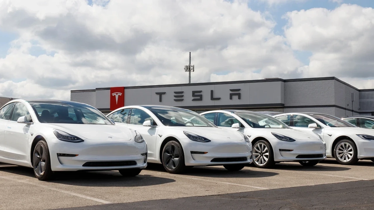 Tesla\'nın Otonom Araçları Durduda