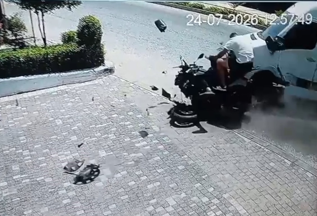 Tur midibüsüyle çarpışan motosiklettekiler yola savruldu