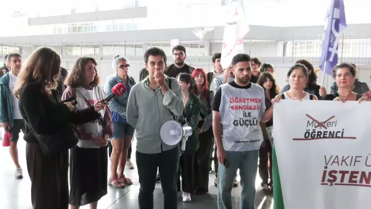 Akademisyenler Vakıf Üniversitelerine Karşı Eylemde
